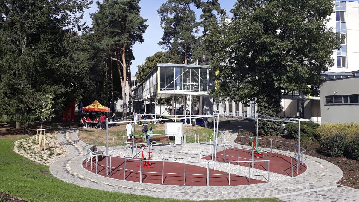 Rehabilitační park Plicní kliniky v areálu FN HK