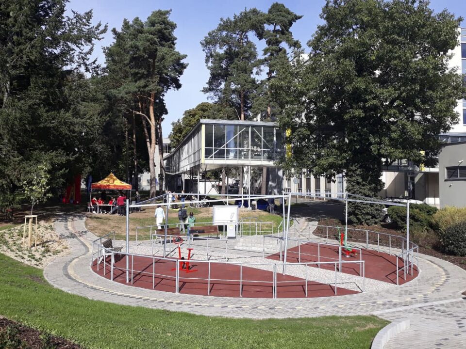 Rehabilitační park Plicní kliniky v areálu FN HK