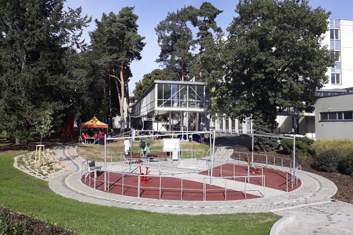 Rehabilitační park Plicní kliniky v areálu FN HK